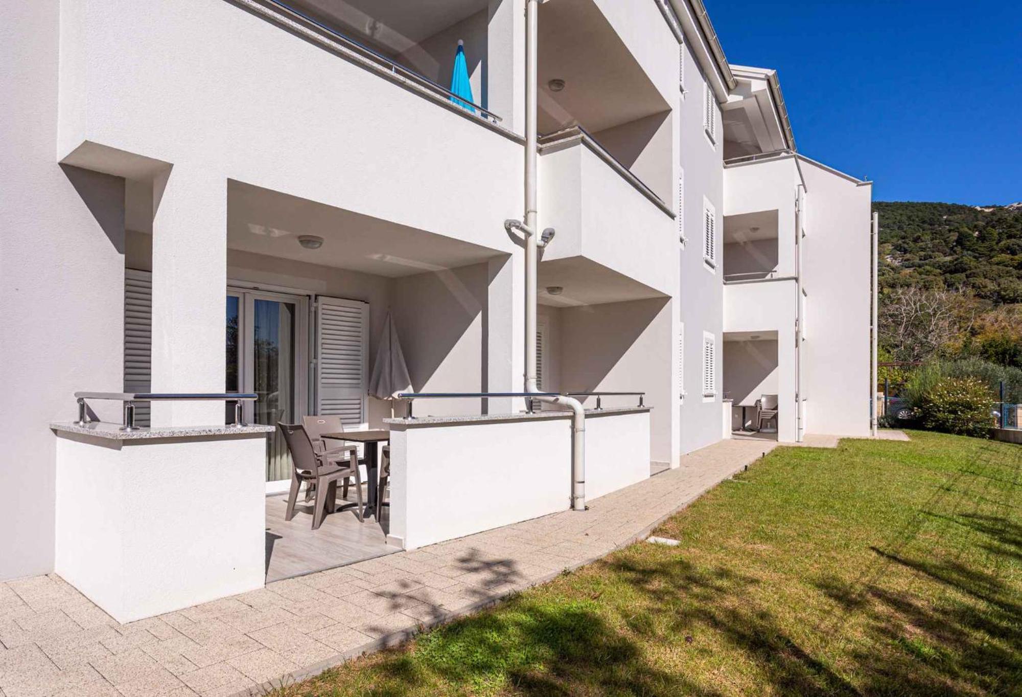In 37047 Apartment *