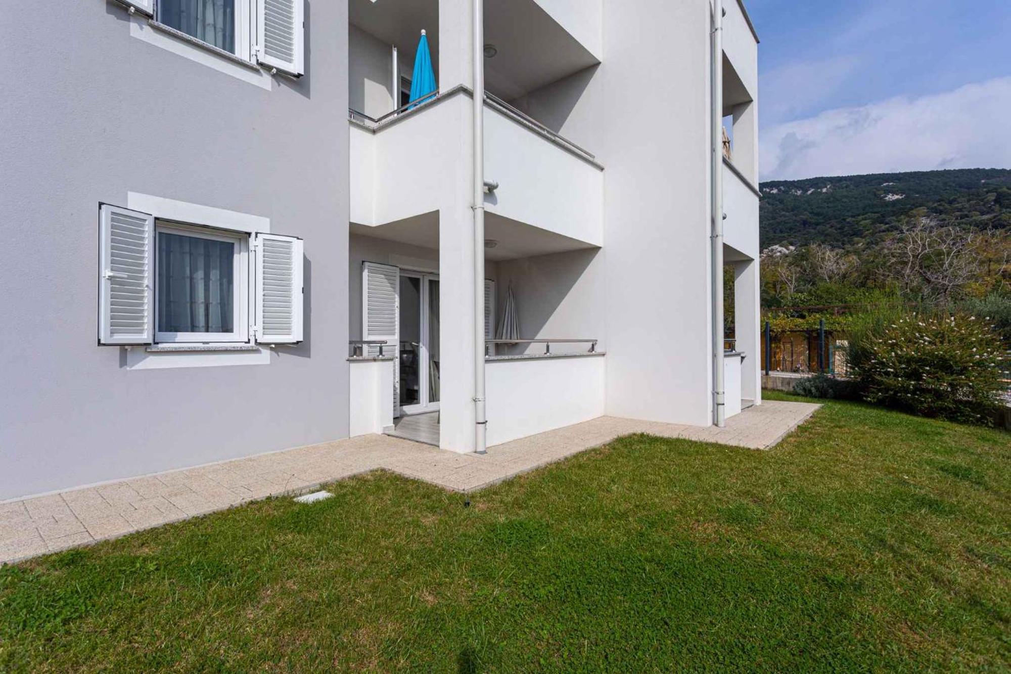 In 37047 Apartment *